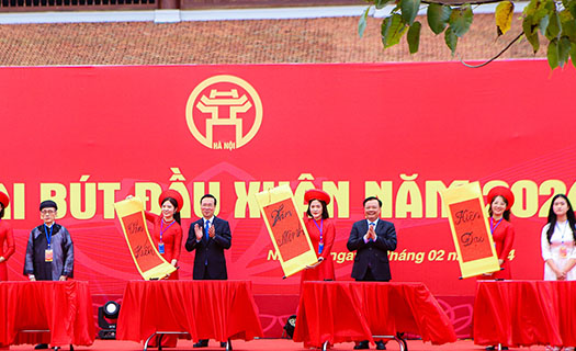 Chủ tịch nước khai bút đầu xuân tại Khu lưu niệm Anh hùng dân tộc Nguyễn Trãi